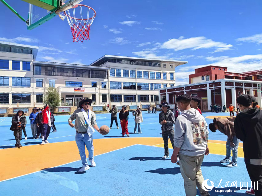 拉美媒體人與同學(xué)們打籃球。人民網(wǎng)記者 劉海天攝