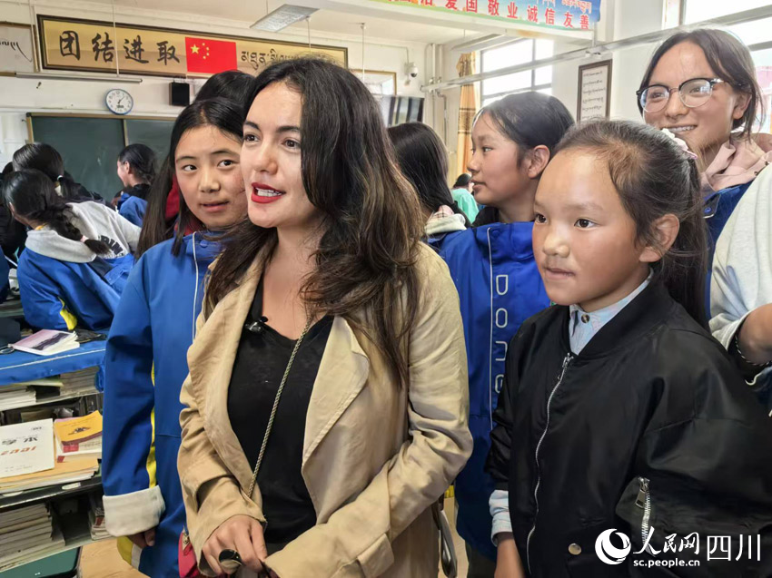 外國(guó)女記者與紅原藏文中學(xué)女生們?cè)谝黄?。人民網(wǎng)記者 劉海天攝
