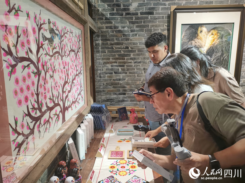 外國(guó)記者參觀刺繡作品。人民網(wǎng)記者 劉海天攝