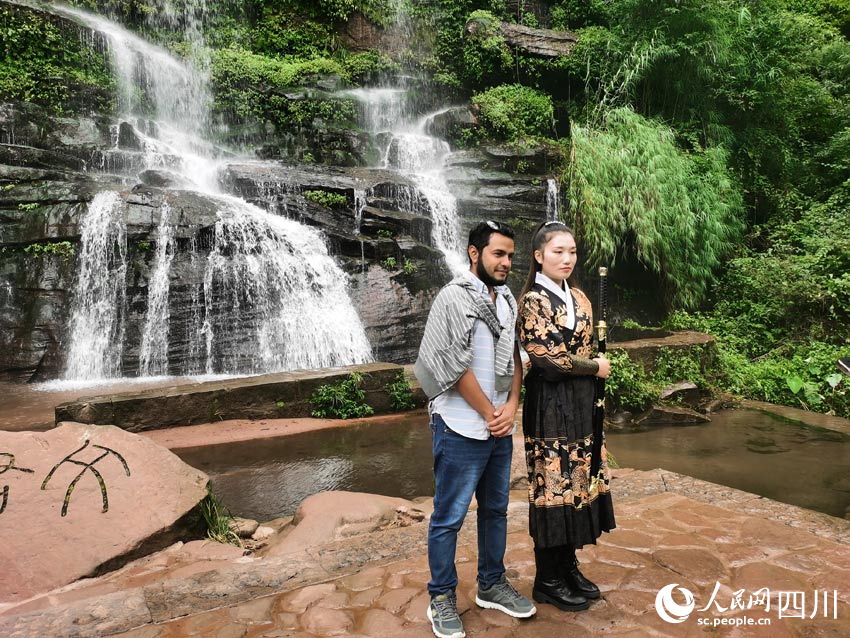 外國(guó)記者與景區(qū)工作人員合影。人民網(wǎng)記者 劉海天攝