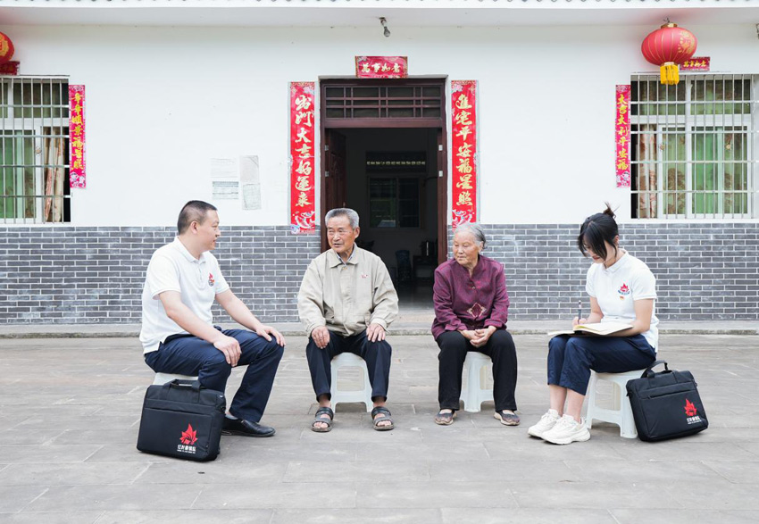 南江縣赤溪鎮(zhèn)紀(jì)委帶領(lǐng)兼職紀(jì)檢干部開(kāi)展老弱病殘上門(mén)訪(fǎng)工作。王泠軒 攝