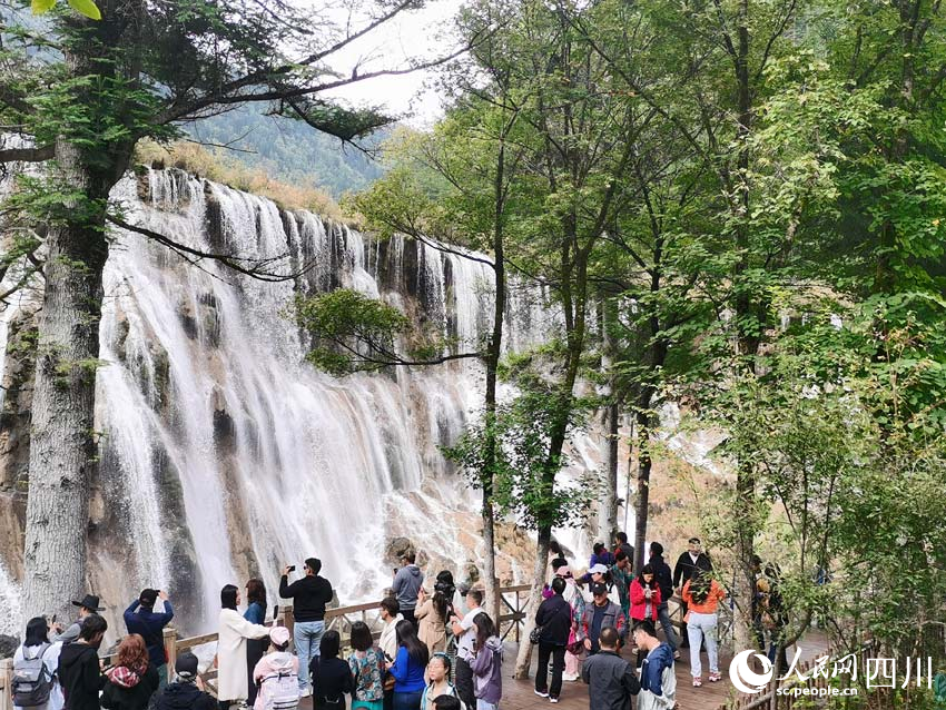 觀賞九寨溝瀑布。人民網(wǎng)記者 劉海天攝