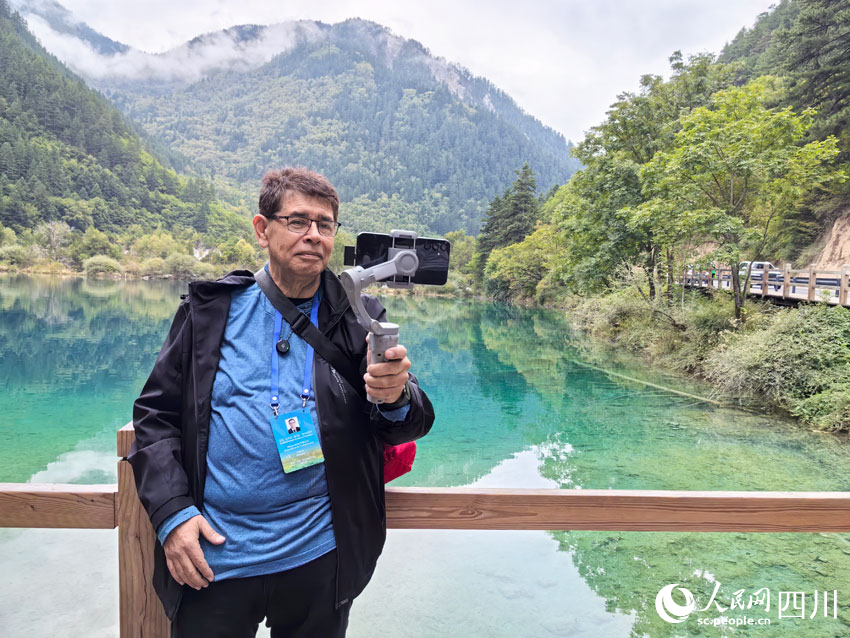 拉美記者記錄美好九寨。人民網(wǎng)記者 劉海天攝