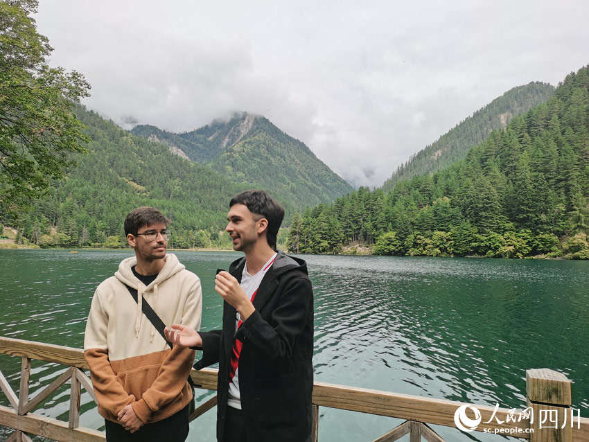 拉美媒體男記者接受采訪。人民網(wǎng)記者 劉海天攝