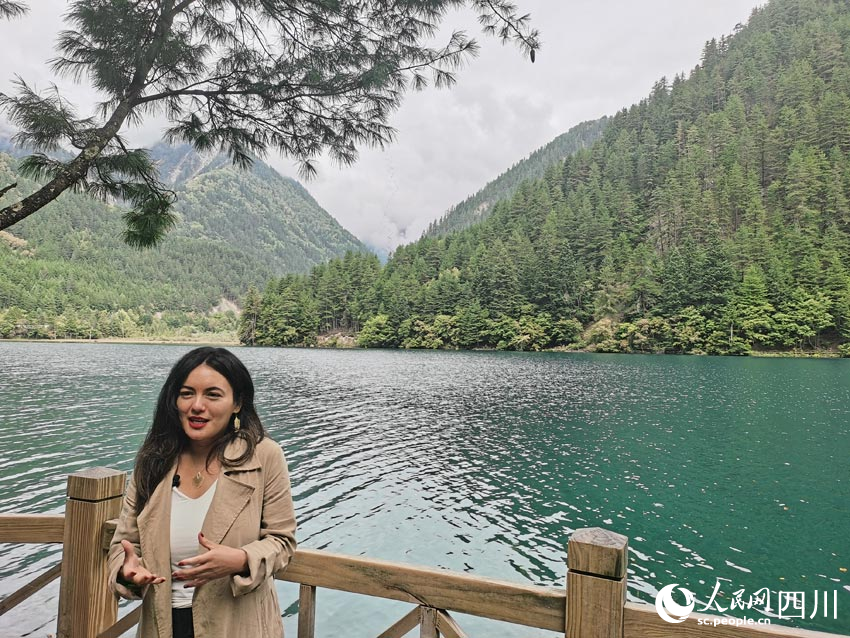 拉美媒體記者接受采訪。人民網(wǎng)記者 劉海天攝