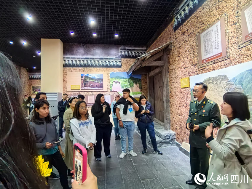 拉美記者參觀紅軍長(zhǎng)征紀(jì)念館