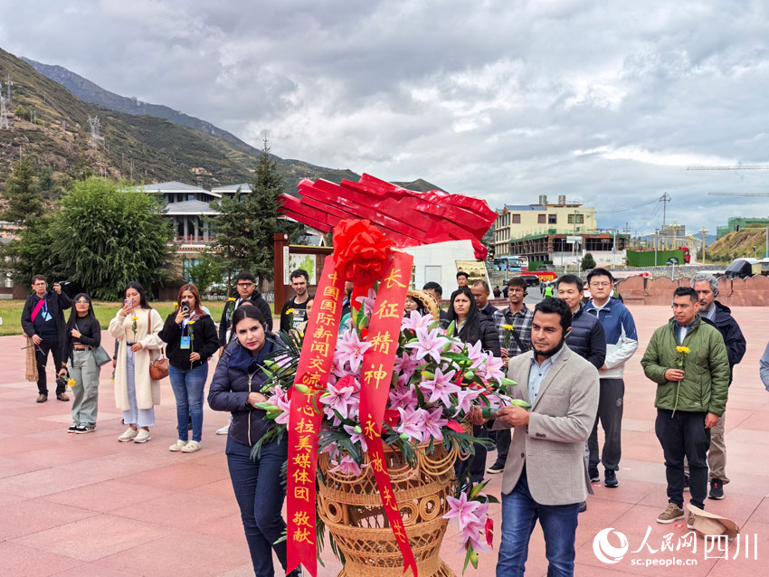拉美記者向紅軍長(zhǎng)征紀(jì)念碑碑園敬獻(xiàn)花籃