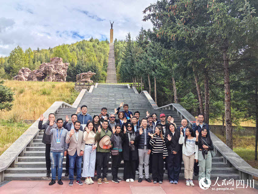 在紅軍長(zhǎng)征紀(jì)念碑下合影