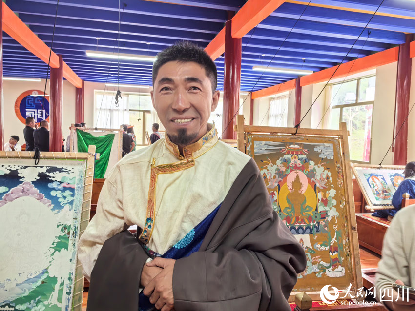 象雄藝術(shù)學(xué)校校長(zhǎng)赤增繞旦介紹唐卡藝術(shù)