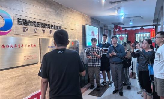 兩岸媒體代表參訪成都、德陽：探尋精彩巴蜀故事9月14日下午，在四川廣漢三星堆博物館，一件件青銅器、金器、陶器讓臺(tái)灣中天新聞主播周玉琴忍不住贊嘆。