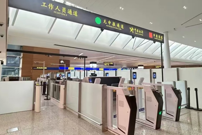 天府機場國內(nèi)轉(zhuǎn)國際旅客中轉(zhuǎn)通道。成都東部新區(qū)航空和口岸經(jīng)濟局供圖