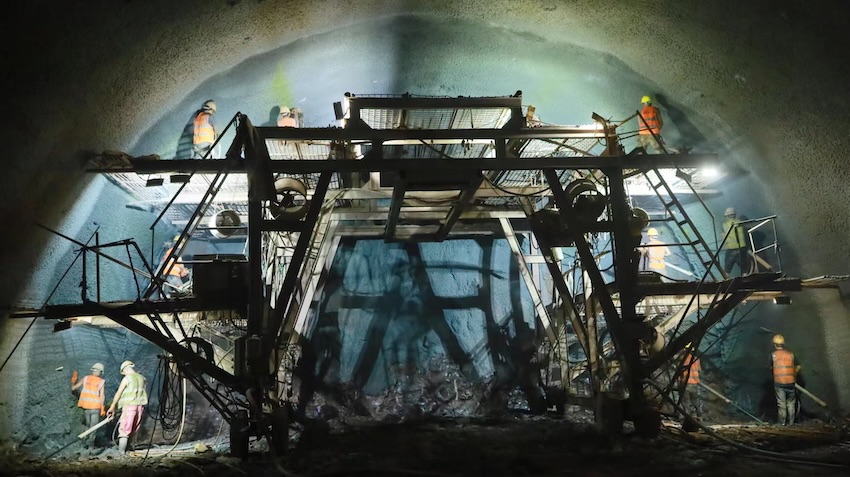 成達萬高鐵黃家山隧道建設現(xiàn)場。中國鐵路成都局集團有限公司供圖