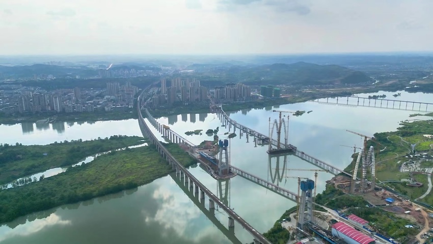 成達(dá)萬(wàn)高鐵遂寧涪江特大橋的建設(shè)現(xiàn)場(chǎng)。中國(guó)鐵路成都局集團(tuán)有限公司供圖