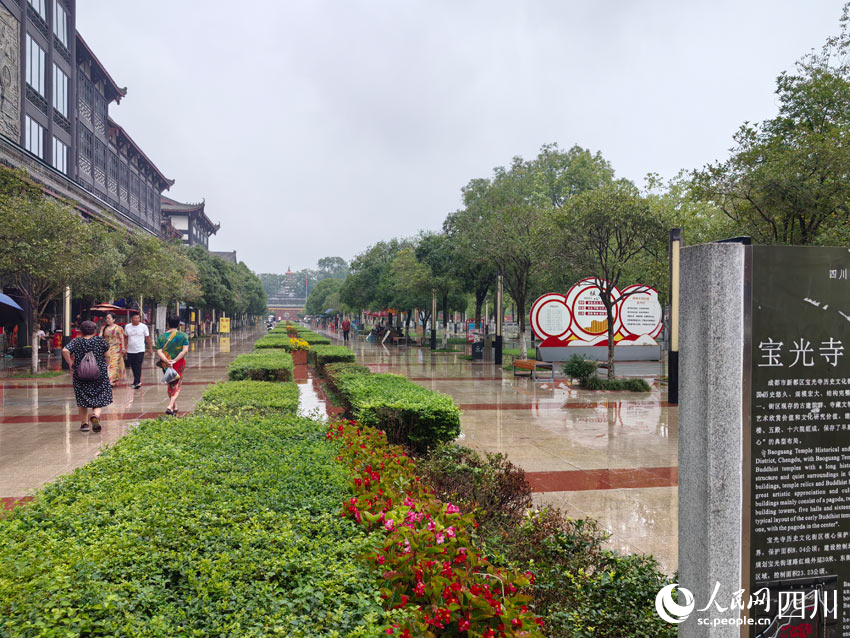 寶光寺前廣場。人民網(wǎng)記者 劉海天攝