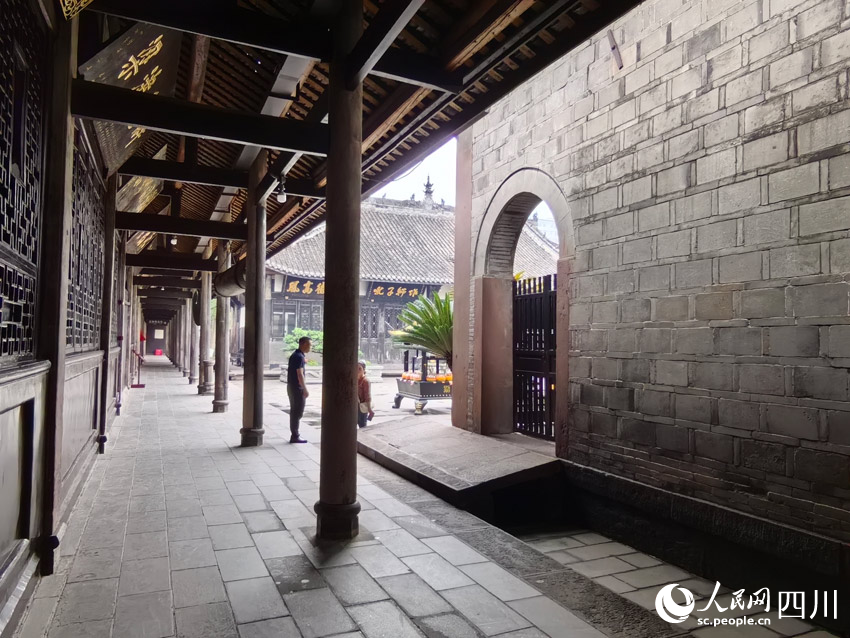 寺內(nèi)建筑采用大量石柱。人民網(wǎng)記者 劉海天攝