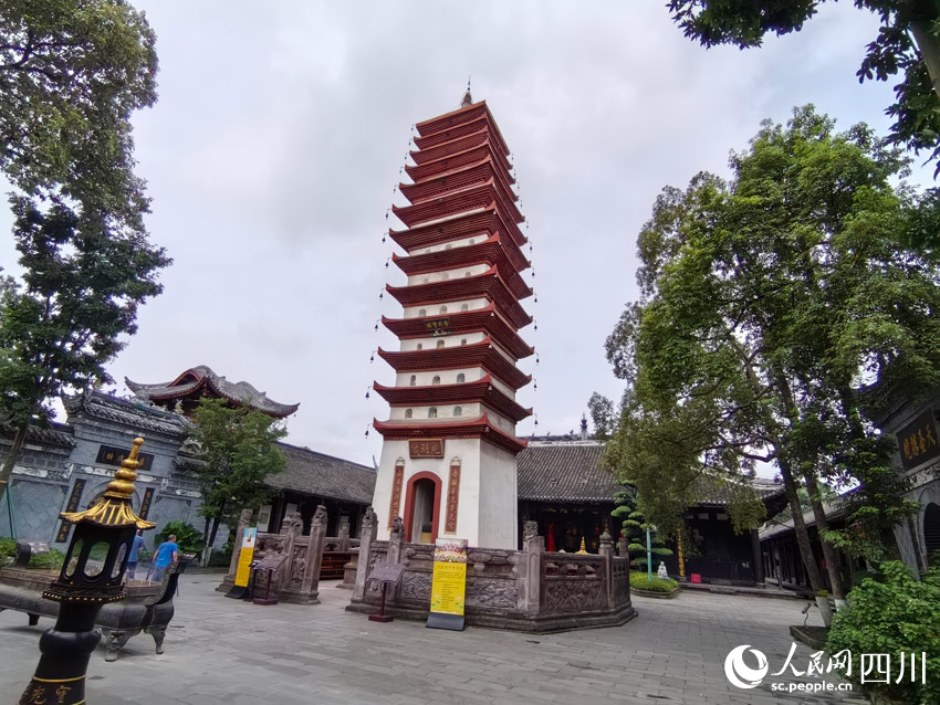 舍利寶塔是一座斜塔。人民網(wǎng)記者 劉海天攝