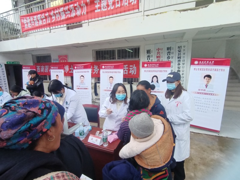 義診活動。黃靜攝