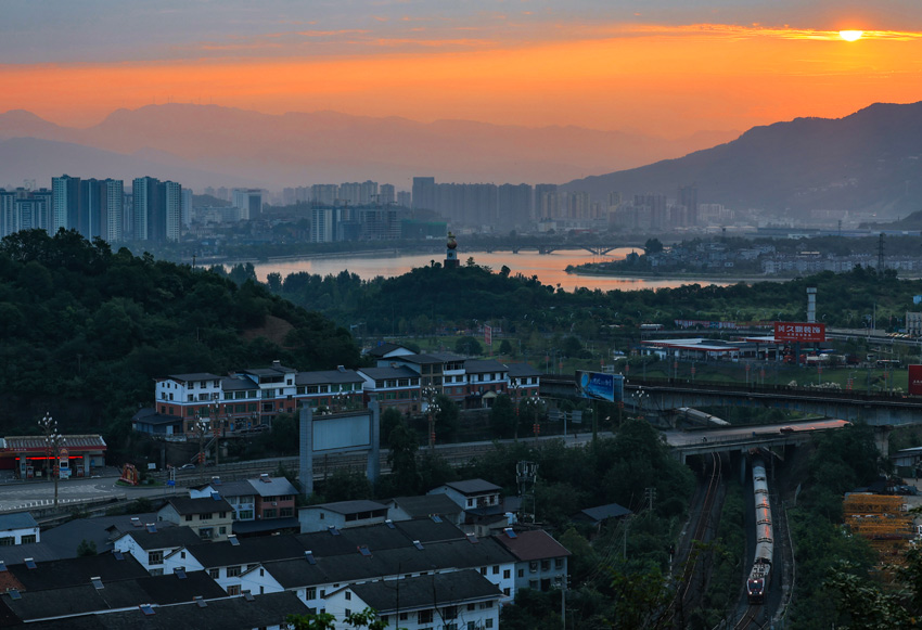 萬水千山任縱橫，家國情懷滿寶成。廣元日報社供圖