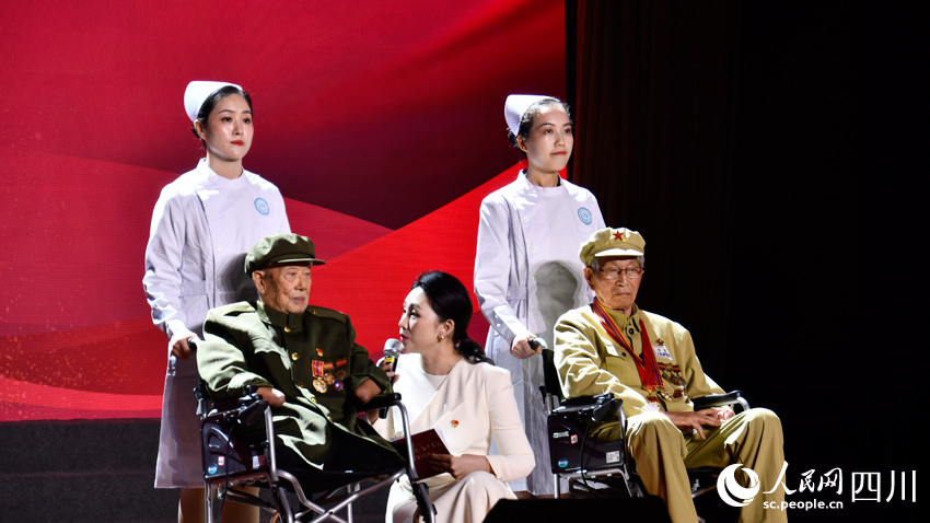 主持人現(xiàn)場(chǎng)采訪老英雄。人民網(wǎng) 趙祖樂(lè)攝