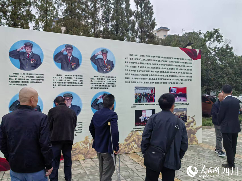 參觀者學(xué)習(xí)老英雄們的事跡。人民網(wǎng)記者 劉海天攝