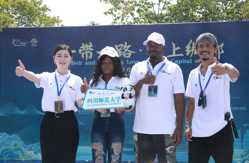 當?shù)嘏e辦研學活動，讓外國青年感受到“綢都”的魅力。高坪區(qū)融媒體中心供圖