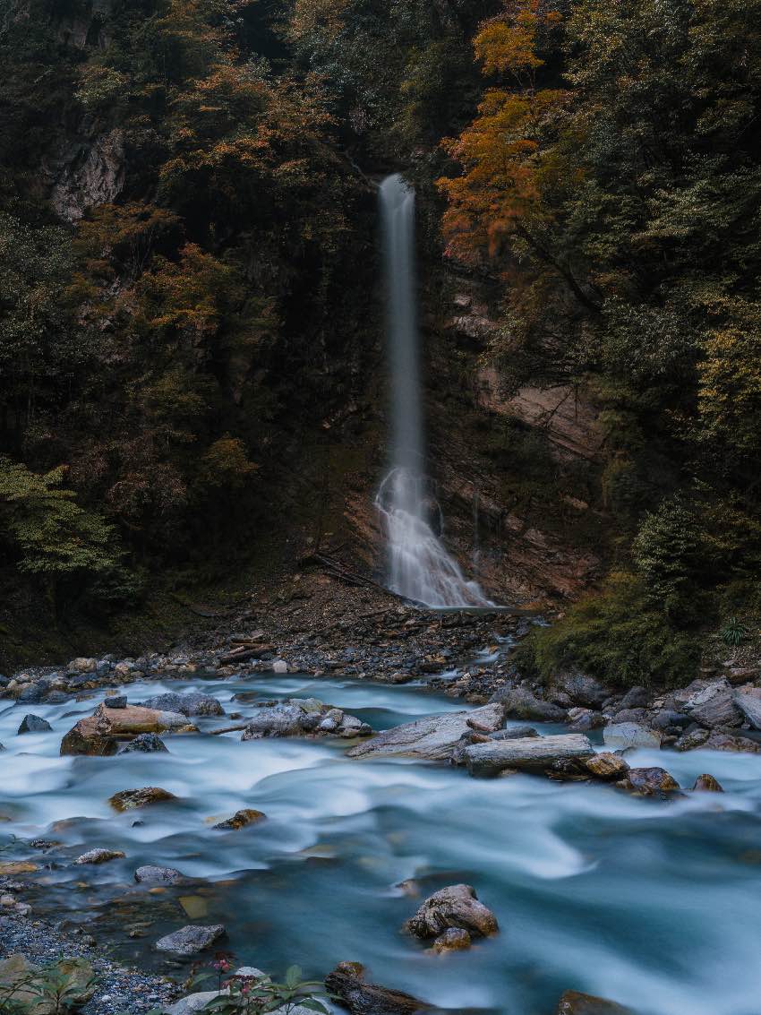 開門石瀑布。二郎山喇叭河景區(qū)供圖