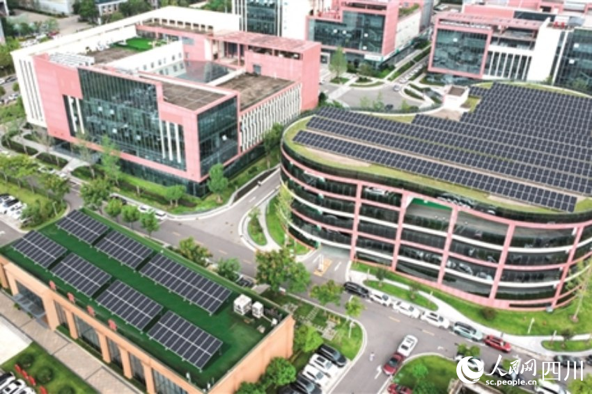 位于眉山天府新區(qū)視高街道視高鋪社區(qū)的光儲(chǔ)充一體化項(xiàng)目。李幸攝