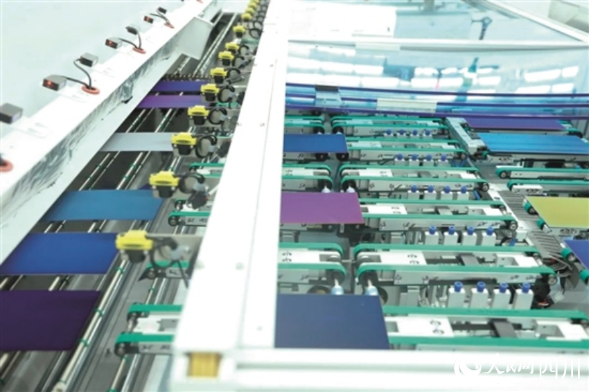 璉升光伏生產(chǎn)線正在生產(chǎn)異質(zhì)結(jié)電池片。李幸攝