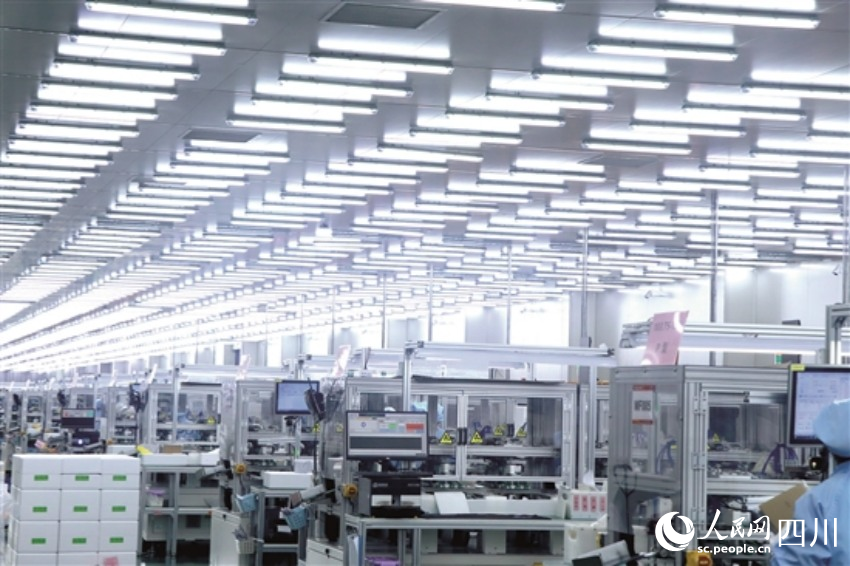 美科新能源車(chē)間內(nèi)工人們正在趕訂單。李幸攝