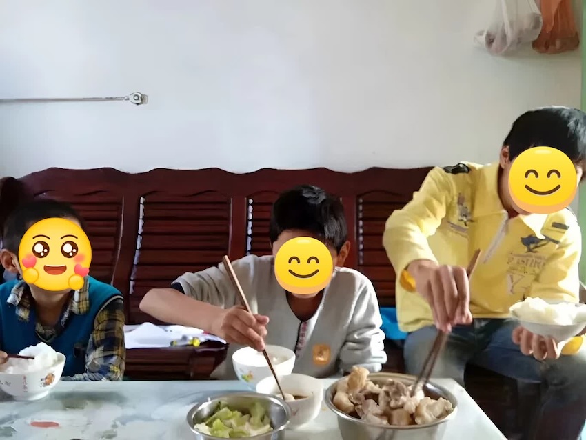 十年間，寧寧輝輝兩兄弟和賈小燕的孩子一起長大。受訪者本人供圖