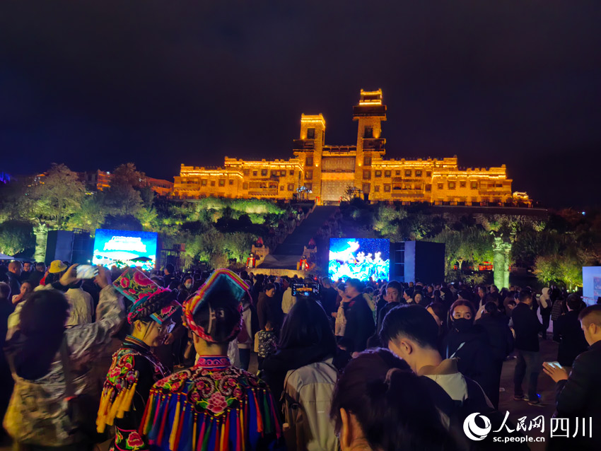 游客參加沉浸式夜游《入夢古羌》活動。人民網(wǎng)記者 劉海天攝