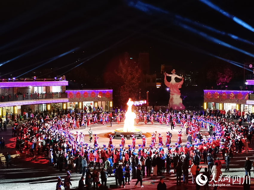 人們圍著火堆跳起了郭莊。人民網(wǎng)記者 劉海天攝