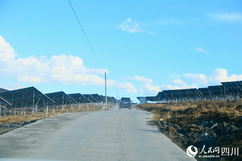 華能道孚縣亞日“1+N”項目Ⅰ標500MW光伏電站。人民網(wǎng)記者 朱虹攝