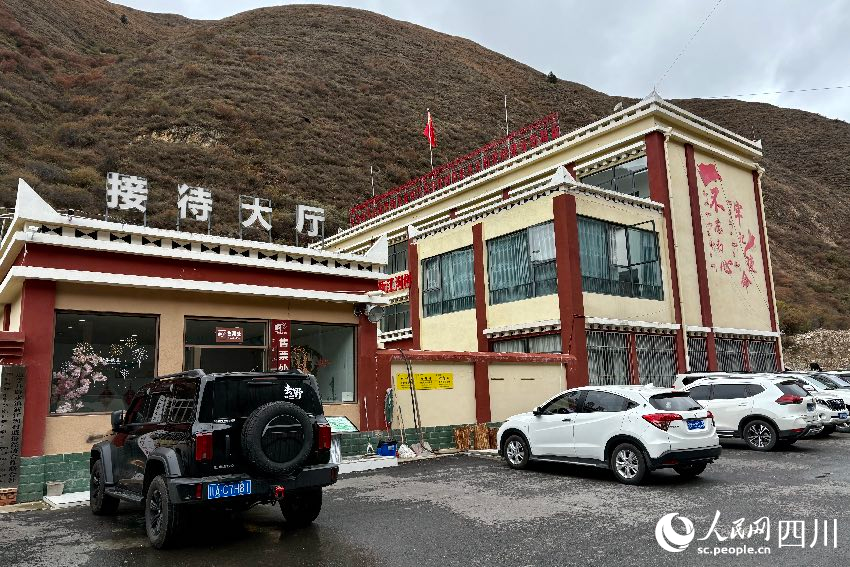 位于道孚縣鮮水鎮(zhèn)新江溝村的“興疆溝溫泉”酒店。人民網(wǎng)記者 朱虹攝