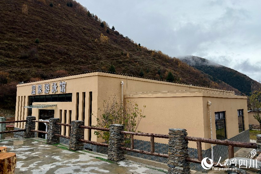 位于道孚縣鮮水鎮(zhèn)新江溝村的“興疆溝溫泉”酒店。人民網(wǎng)記者 朱虹攝