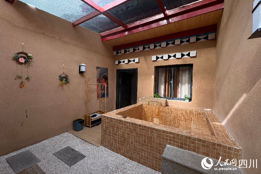 位于道孚縣鮮水鎮(zhèn)新江溝村的“興疆溝溫泉”酒店。人民網(wǎng)記者 朱虹攝