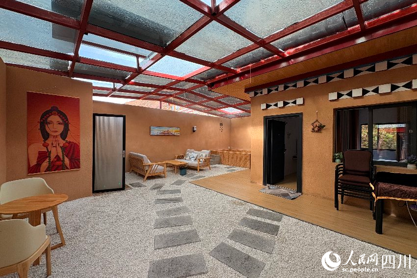 位于道孚縣鮮水鎮(zhèn)新江溝村的“興疆溝溫泉”酒店。人民網(wǎng)記者 朱虹攝