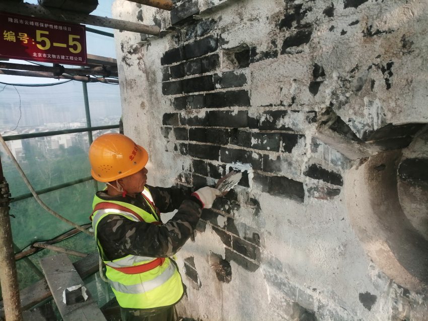 工人在修繕云峰塔。陳燁攝