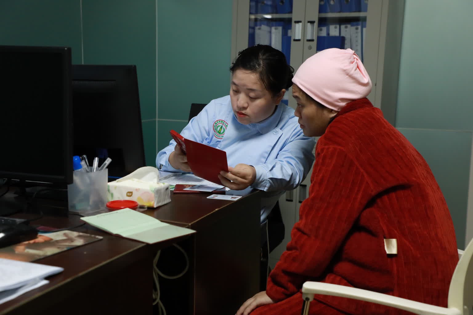 在高坪區(qū)第五人民醫(yī)院婦產(chǎn)科，工作人員正在協(xié)助產(chǎn)婦使用手機(jī)錄入信息。高坪區(qū)融媒體中心供圖