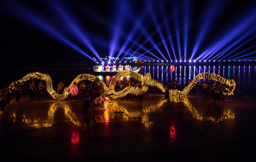 大型原生態(tài)山水實(shí)景劇《烏蒙沐歌》里的沐川草龍。高路川攝
