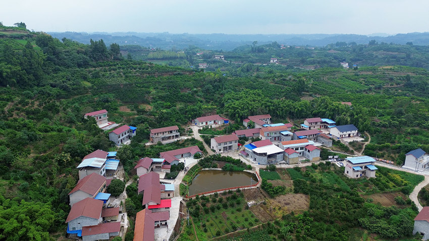 實施農(nóng)村面貌改善行動后，資中縣歸德鎮(zhèn)蘆高山村尹家大院舊貌變新顏。徐艷梅攝