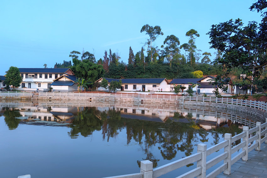 威遠(yuǎn)縣新店鎮(zhèn)民富村改造后的農(nóng)家院落。劉小玲攝