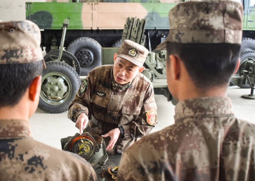 李政向新兵講授裝備維修技術(shù)。受訪者供圖