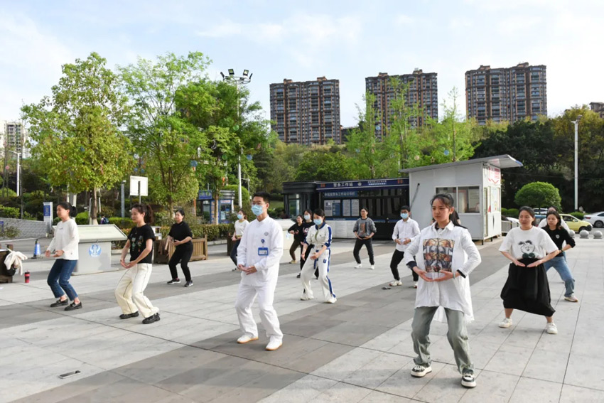 資陽群眾愛練八段錦。資陽市中醫(yī)醫(yī)院供圖