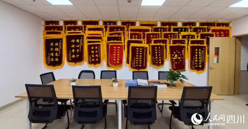 錦旗滿墻，榮譽等身。人民網(wǎng)記者 劉海天攝