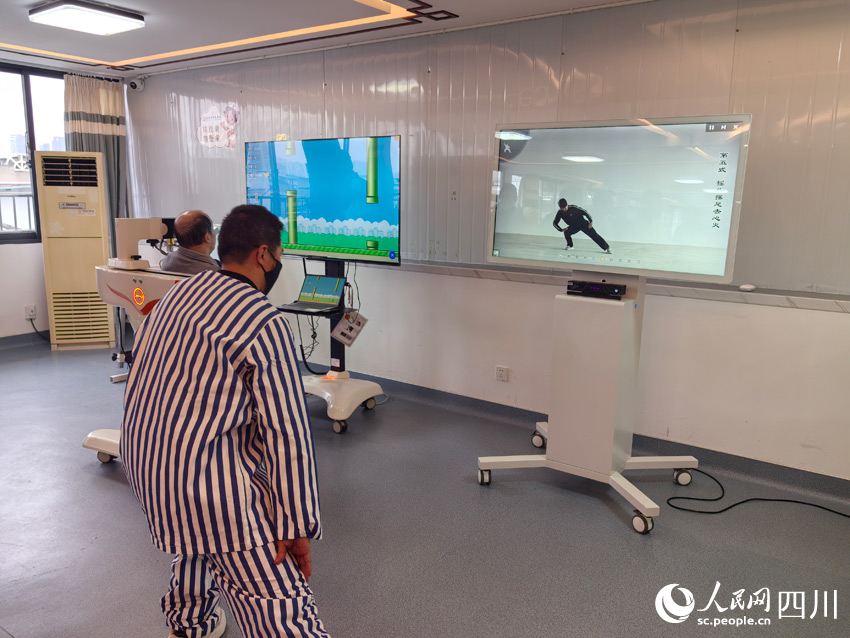 患者跟著視頻練習(xí)八段錦。人民網(wǎng)記者 劉海天攝