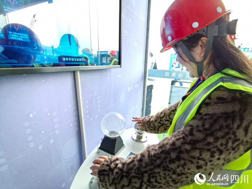 雙手摸電，難忘體驗。人民網(wǎng)記者 劉海天攝