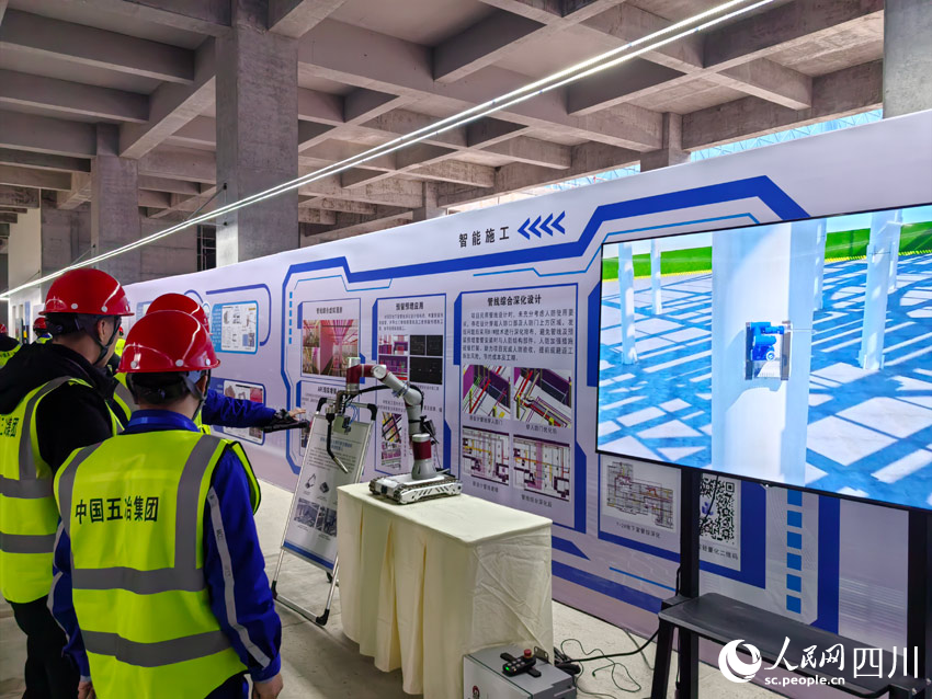 會爬墻的高空電焊機器人。人民網(wǎng)記者 劉海天攝