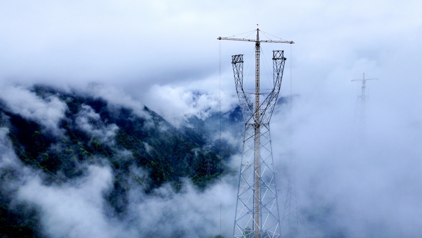 四川最高輸電鐵塔——川渝特高壓工程第9標(biāo)段3L027號鐵塔正在組立施工。宋銘洋攝