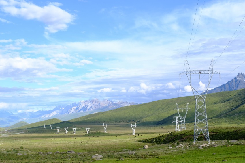 四川能投集團翻越川西第一海拔雀兒山建成110千伏輸變電工程。四川能投集團供圖